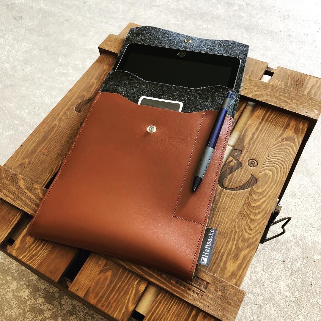 Tablettasche 9,7" mit Knopf